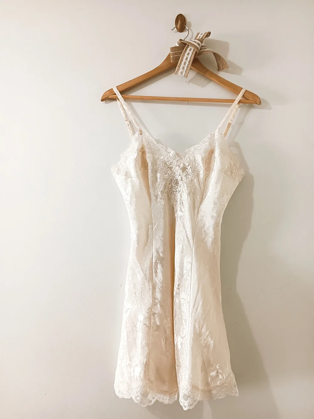 VINTAGE VICTORIAS SECRET 80s GOLD LABEL CREAM LACE CHEMISE MINI SLIP DRESS SMALL